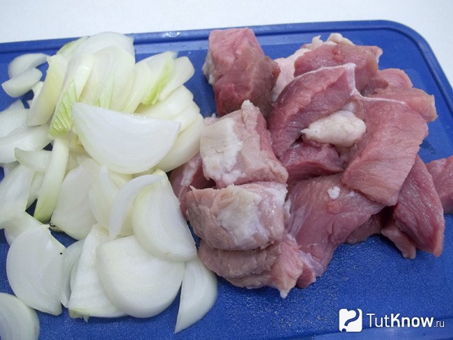 Мясо и лук нарезаны