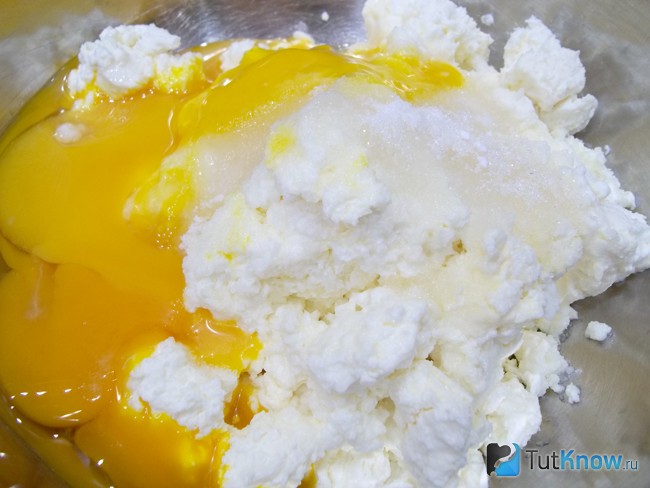 Творог соединен с сахаром и яйцами