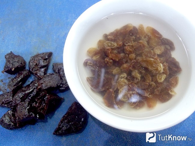 Изюм замочен, чернослив нарезан