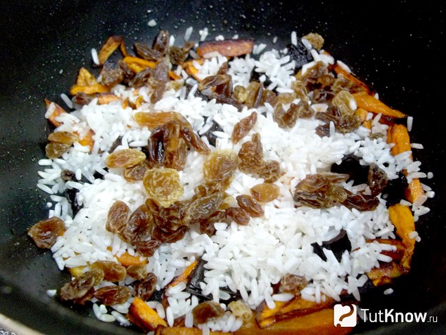 К продуктам насыпан изюм