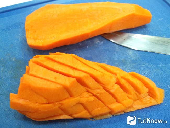 Морковь очищена и нарезана брусками