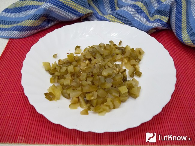 Огурцы нарезаны кубиками