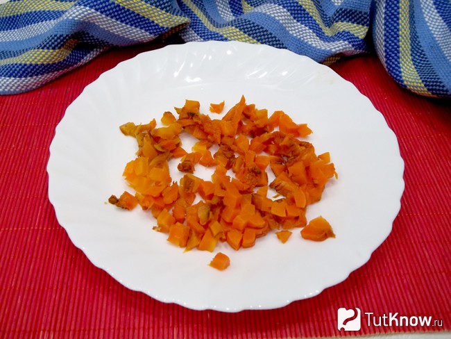 Запеченая морковь нарезана кубиками