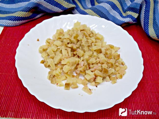 Запечеый картофель нарезан кубиками