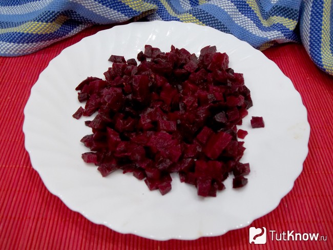 Запеченая свекла нарезана кубиками