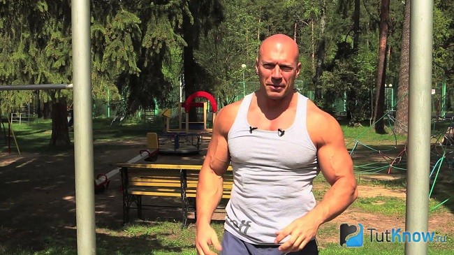 Денис Семенихин возле турника на улице