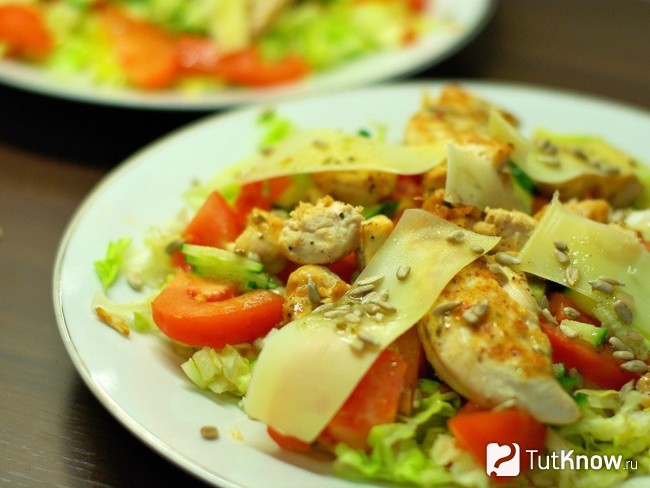 Салат с курицей и ананасами