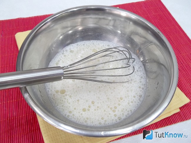 Вымешаны пиво, масло, яйцо