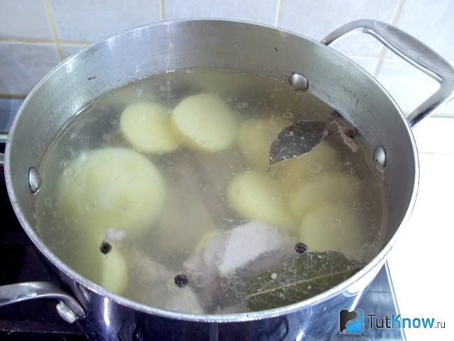 Картофель варится