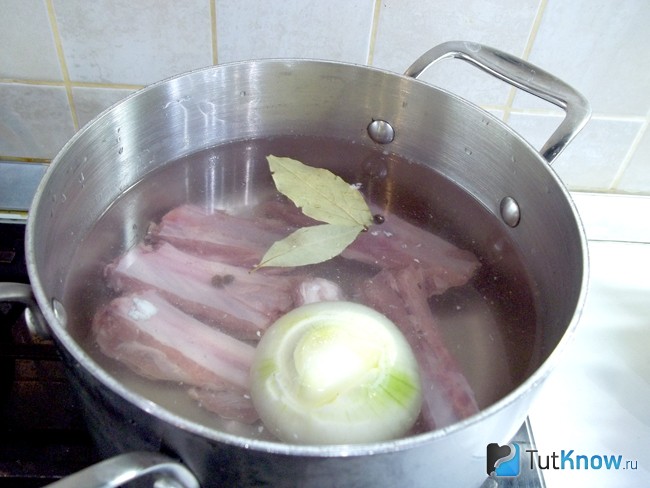 Нарезаные ребрышки варятся