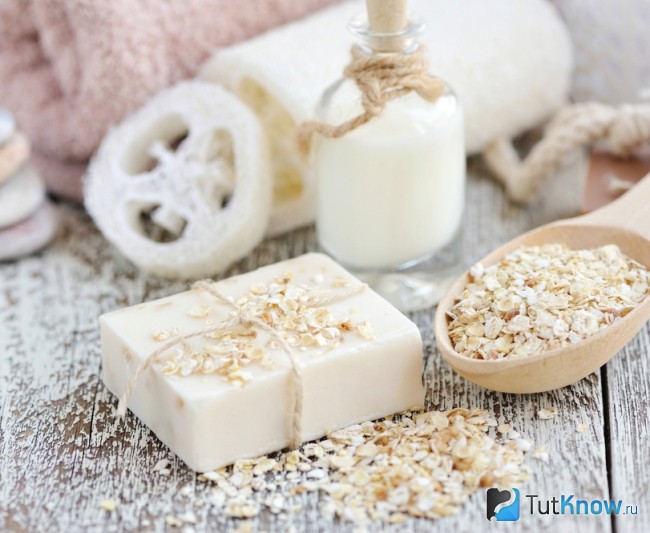Овсяные хлопья и молоко для приготовления ванны