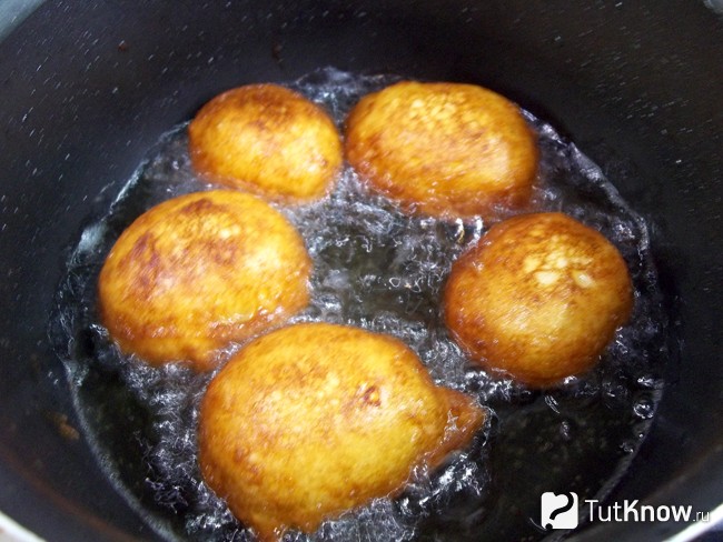 Картофельные шарики варятся в масле