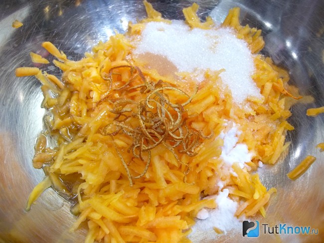 Тыква соединена с цитрусовой стружкой, сахаром, содой, солью и маслом