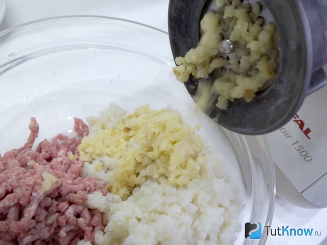 Мясо, картошка и лук перекручены
