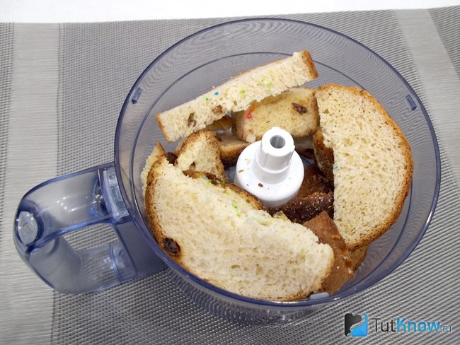Сухари опущены в кухоный комбайн