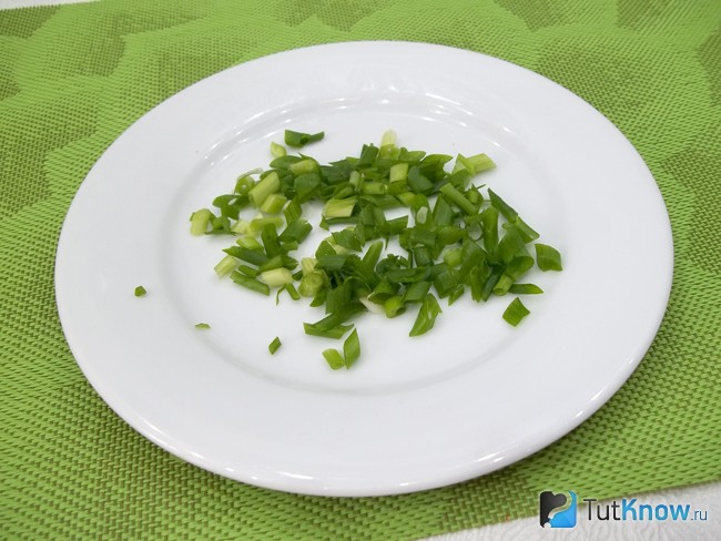 зеленый лук измельчен