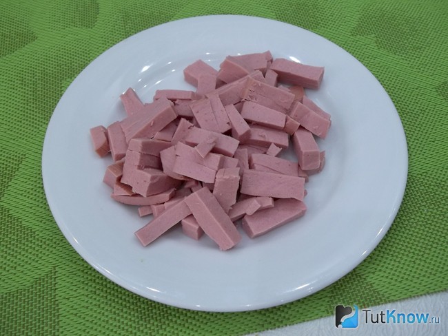 Колбаса нарезана