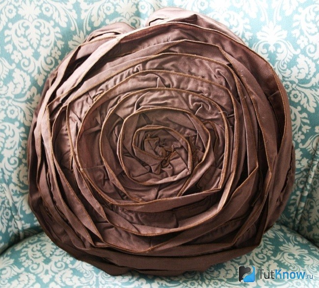Роза из кружевной ткани