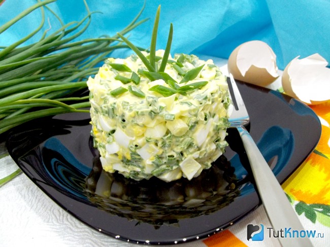 Простой салат из яиц и лука