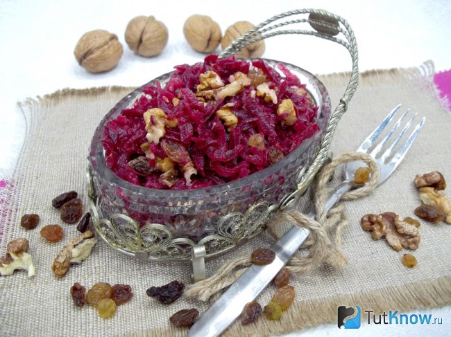 Готовый свекольный салат с орехами