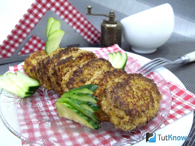 Готовые жареные биточки с мясом и капустой