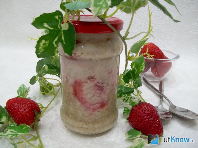 Готовая ленивая овсянка в банке с клубникой и отрубями