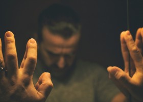 Отчаявшийся мужчина перед зеркалом