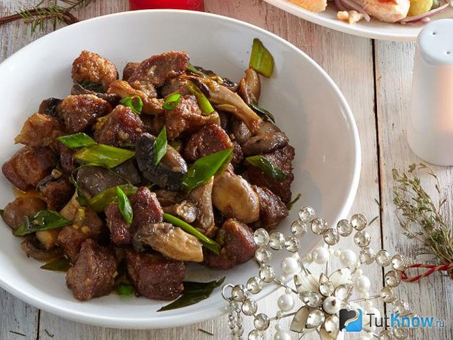 Свинина запеченная с грибами и сыром