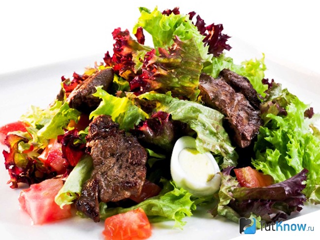 Салат с куриной печенью и солеными огурцами