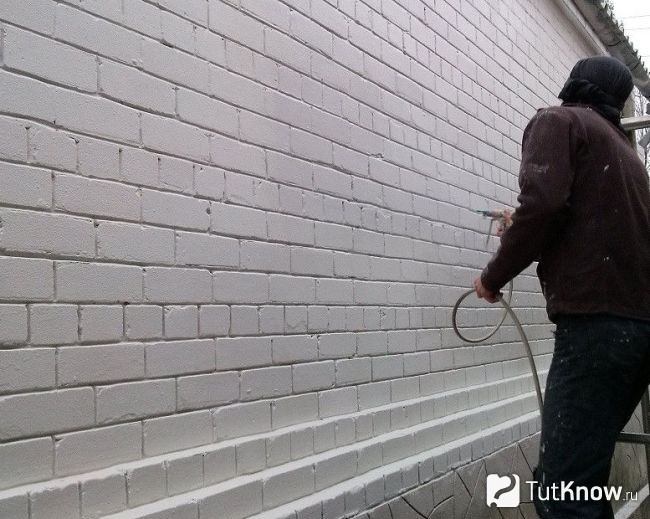 Нанесение краски на фасад