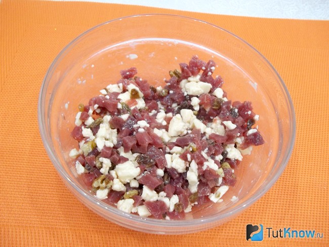 Продукты заправлены маслом и перемешаны
