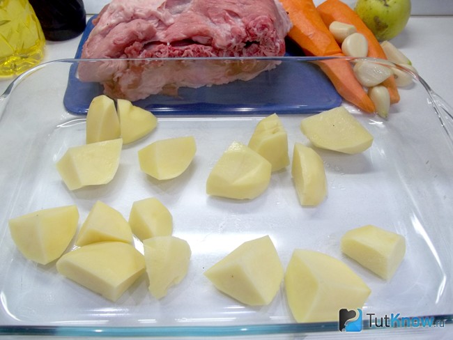 Очищенный и нарезаный картофель выложен в форму для запекания