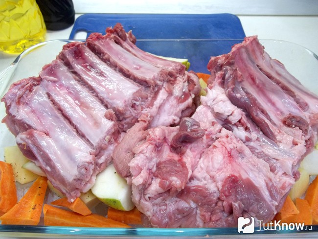 На продукты выложены ребрышки