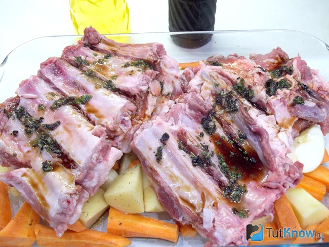 Соусом политы ребрышки