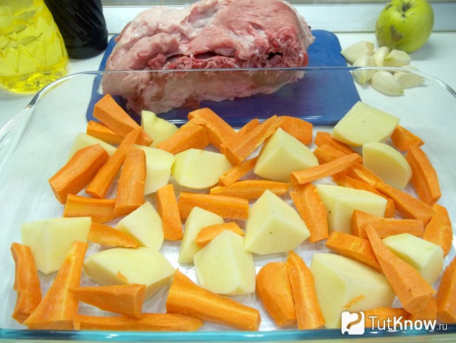 Очищенная и нарезаная морковь выложена в форму для запекания