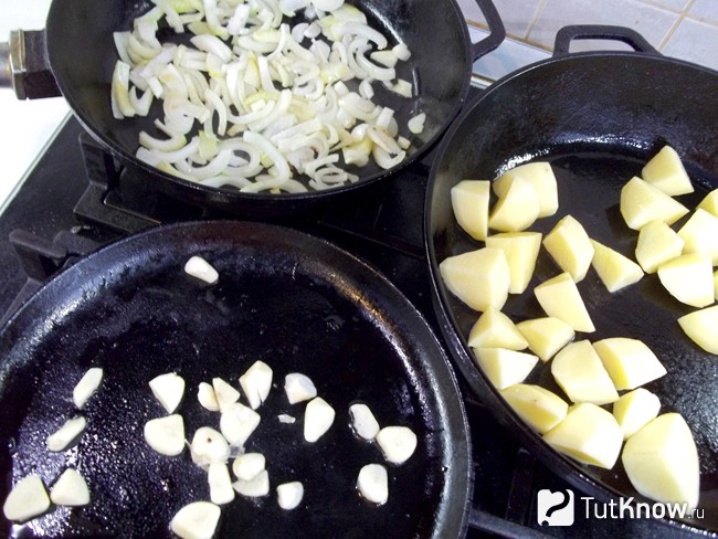 Все продукты по отдельности жарятся в разных сковородках