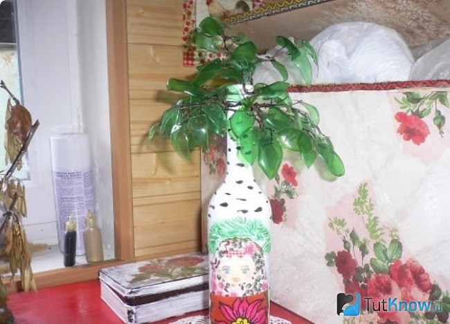 Готовая берёзка из пластиковых бутылок на подставке