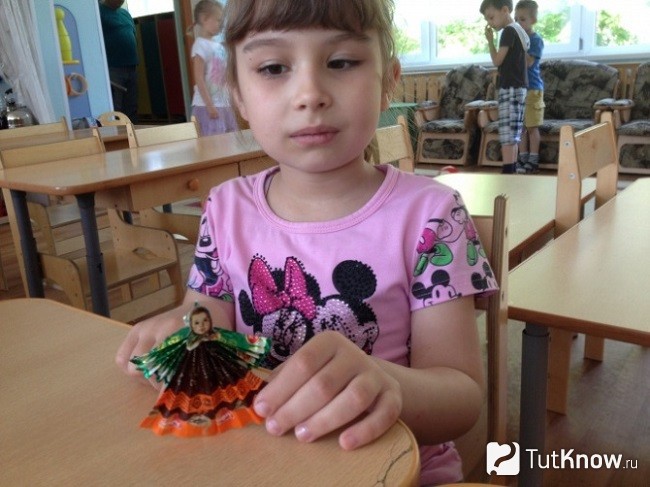 Девочка Алёнка из фантиков