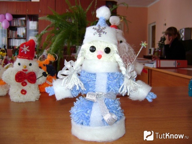Снегурочка из помпонов