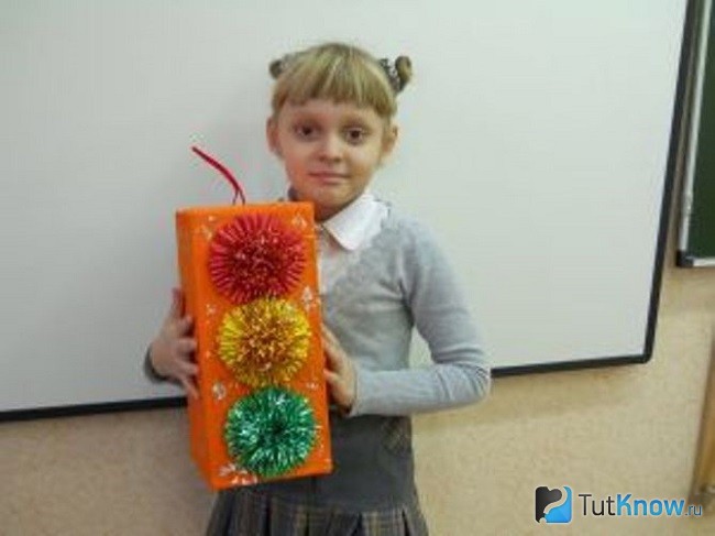Светофор из картона и мишуры