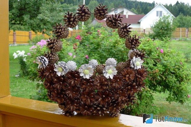 Корзина с цветами из шишек