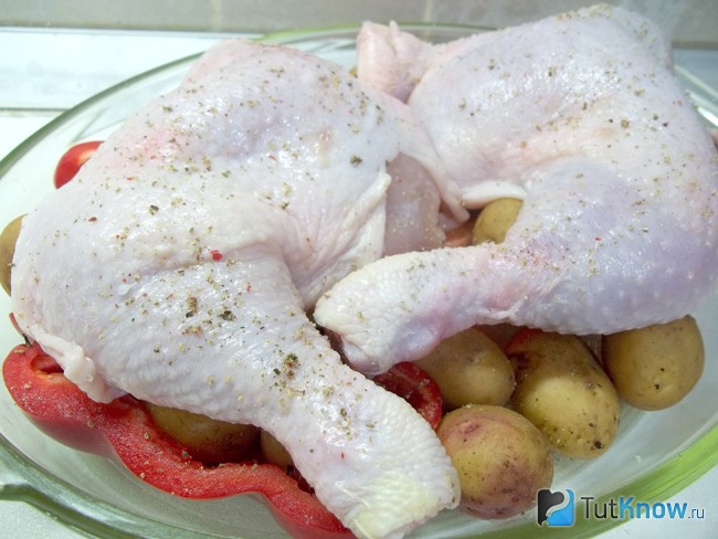 К продуктам выложены куриные голени