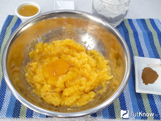 К тыкве добавлено яйцо и влито масло