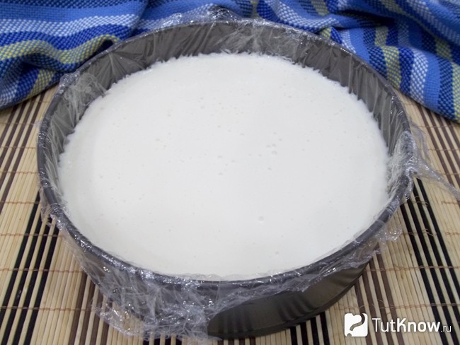 Сверху вылито твородная масса, которая заморожена в холодильнике