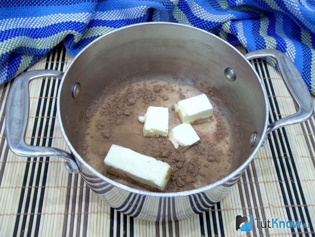 Молоко налито в кастрюлю. Добавлено какао и масло