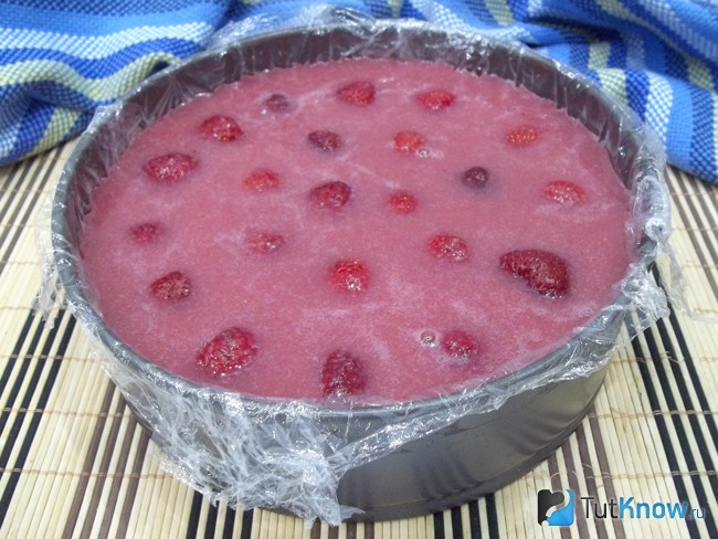 Продукты залиты клубничным джемом