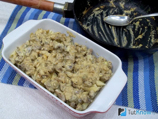 Сверху расположена мясная начинка