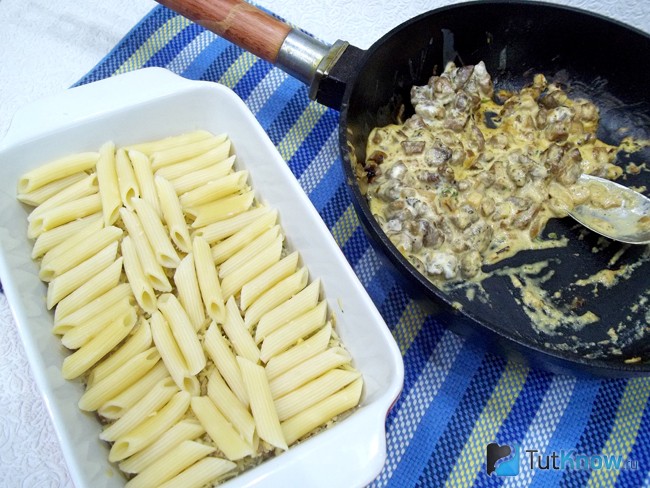 Сверху расположена мясная начинка