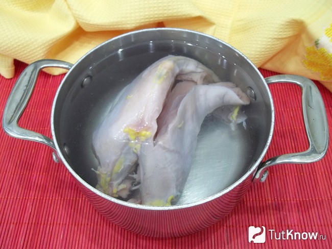 Куриное филе варится