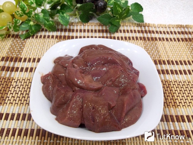 Печень нарезана кусочками